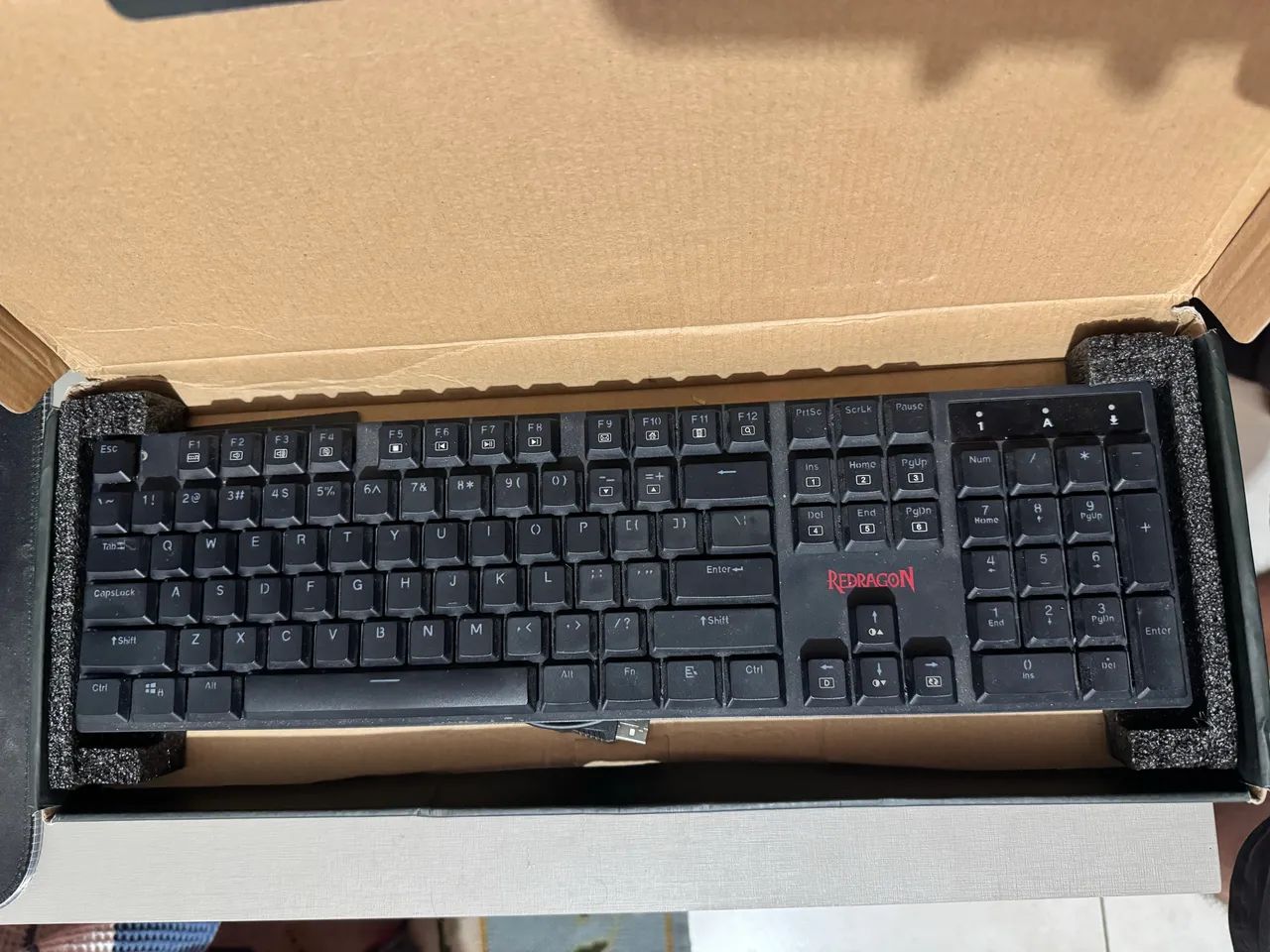Teclado mecânico Redragon Apas