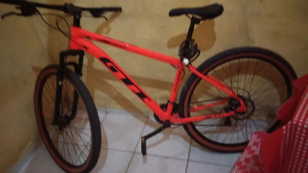 Vendo uma bicicleta 