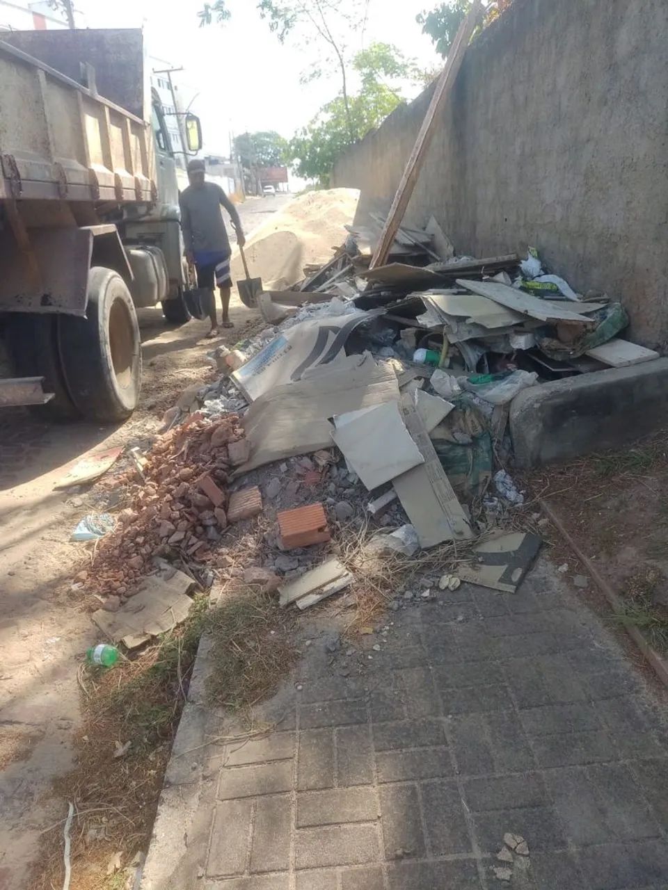 REMOÇÃO DE ENTULHOS EM GERAL;  - Foto 3