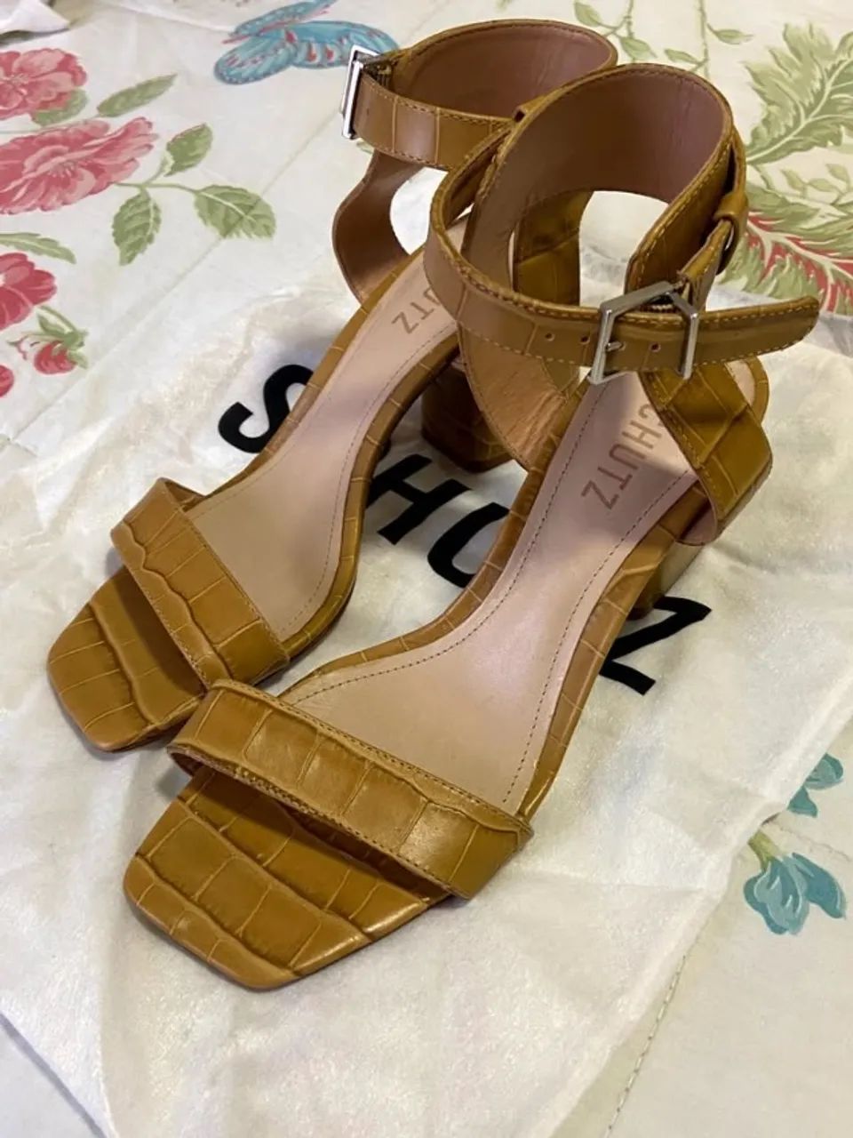 sandália schutz couro amarelo - Foto 2