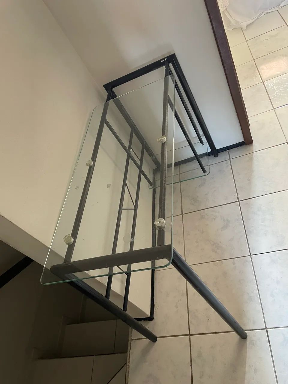 Escrivaninha com tampo de vidro / cadeira  - Foto 2