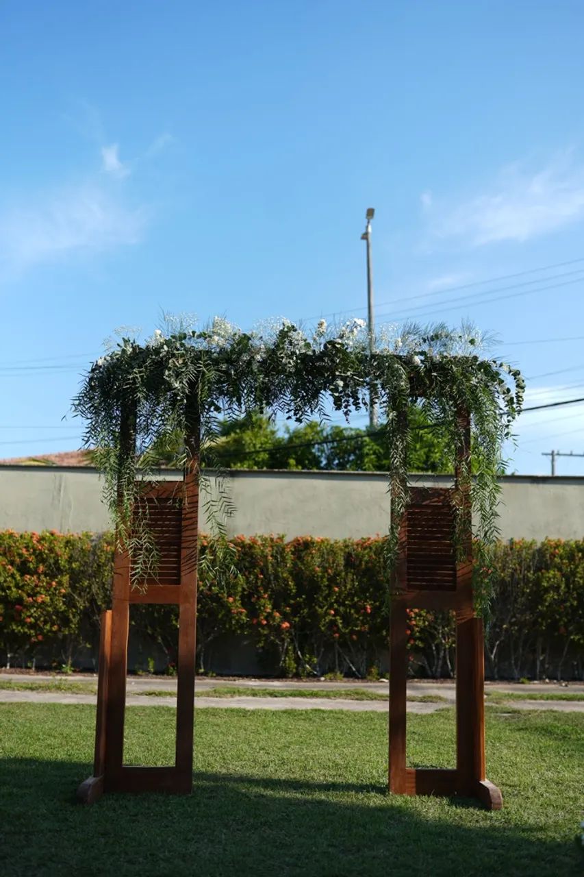 Bancos e porta de madeira maciça 