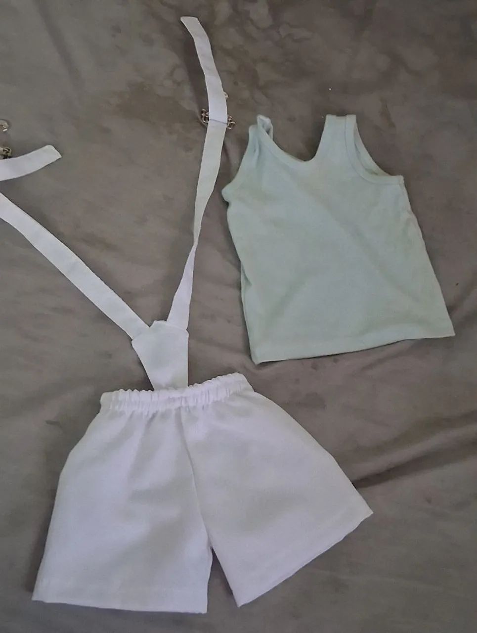 Macaquinho branco com suspensório e blusa azul bebê 