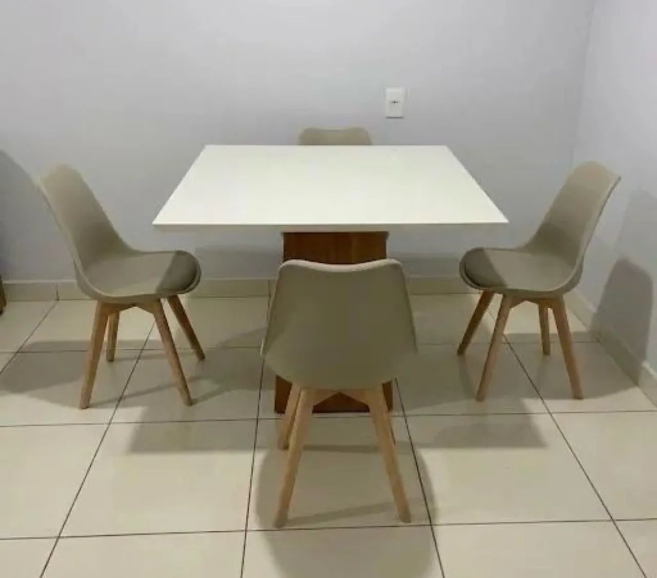Jogo mesa com 4 cadeiras 