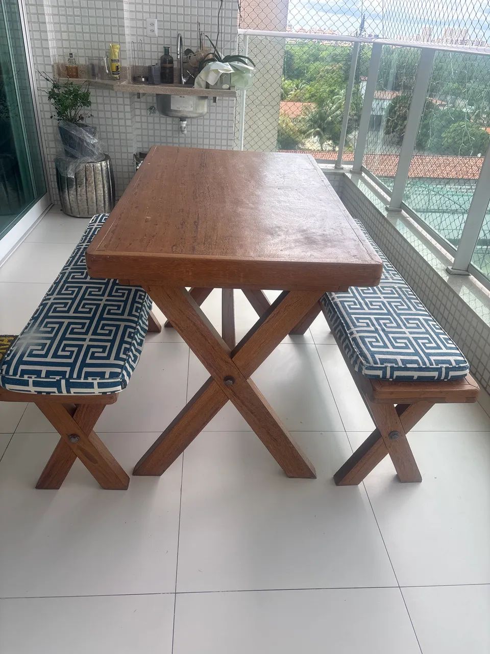Mesa de Madeira e bancos  - Foto 2