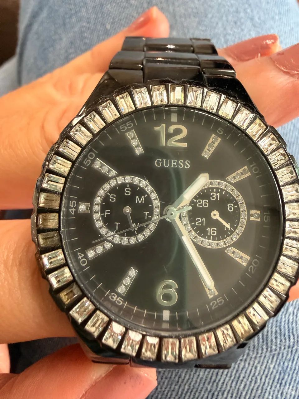 Relógio da guess tem pedaço da pulseira para aumentar está sem bateria  - Foto 2
