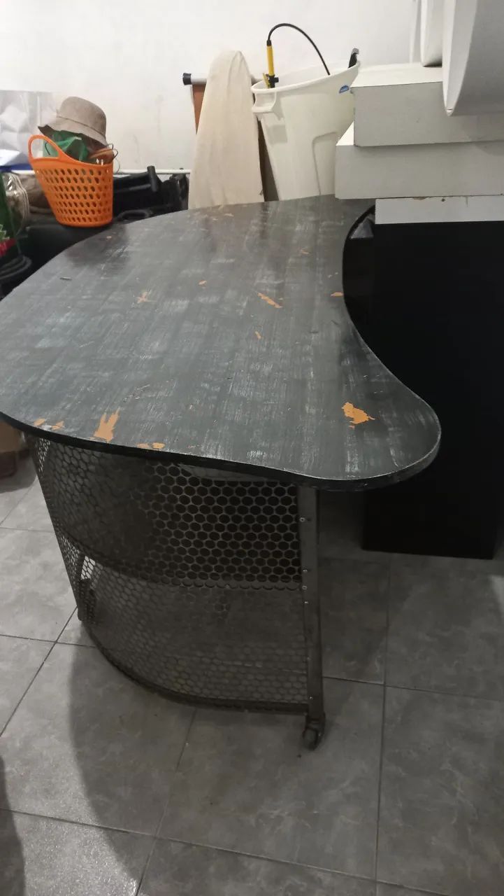 Mesa metálica resistente com rodas  - Foto 3