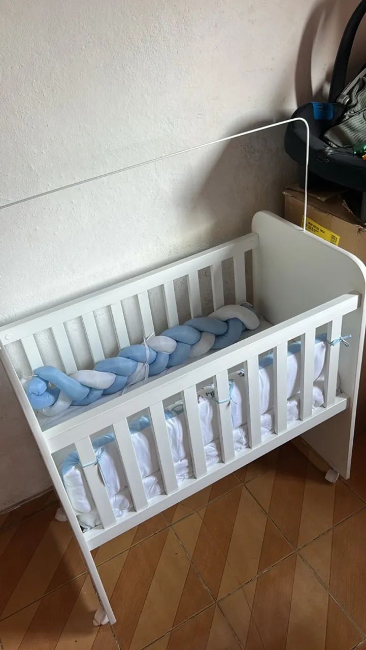 Berço de bebê branco com rodinhas e kit berço - Foto 3