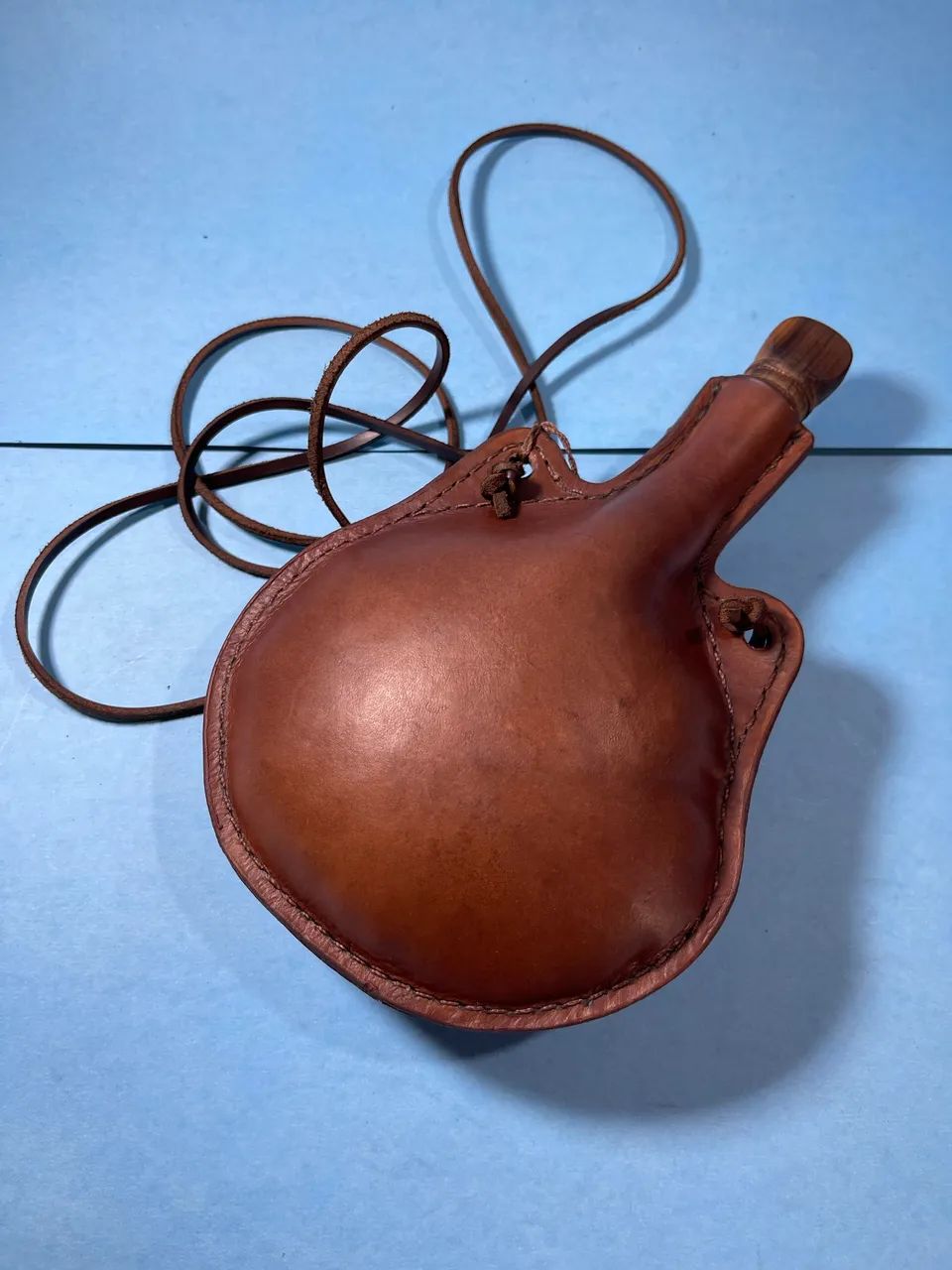 Cantil de couro legítimo artesanal selado em cera de abelha 