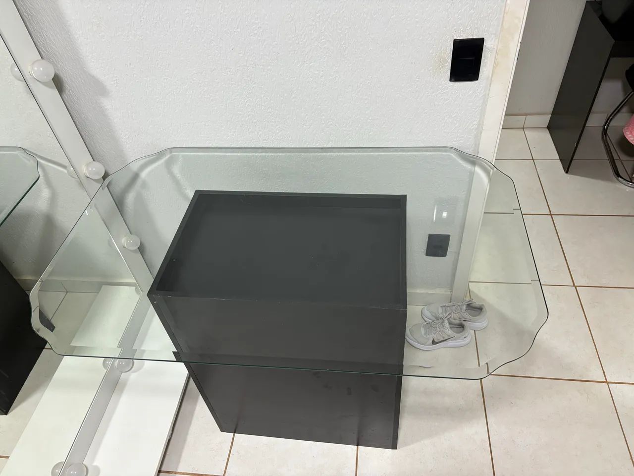 Mesa de jantar de vidro com base preta - Não acompanha cadeiras - Foto 2