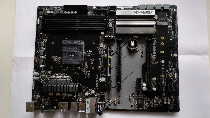 Placa-mãe ASRock B450 Pro4 (com defeito. P/conserto ou retirar componentes)