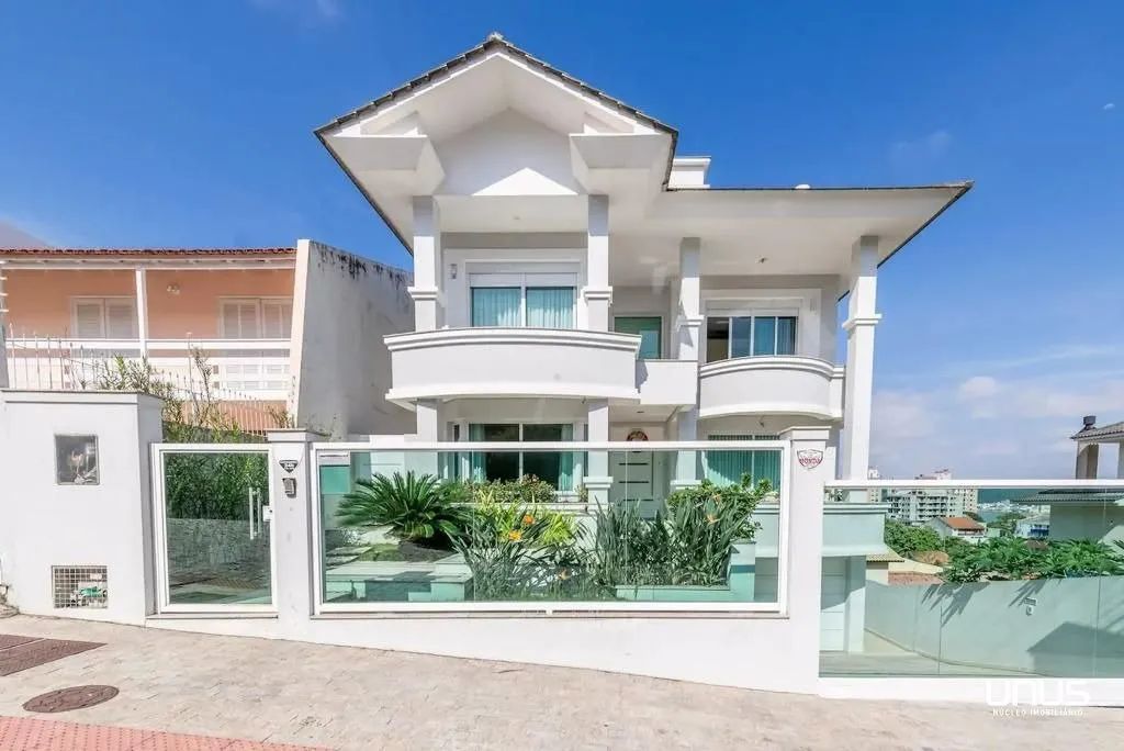 Casa ampla com 4 suítes em Itaguaçu.
