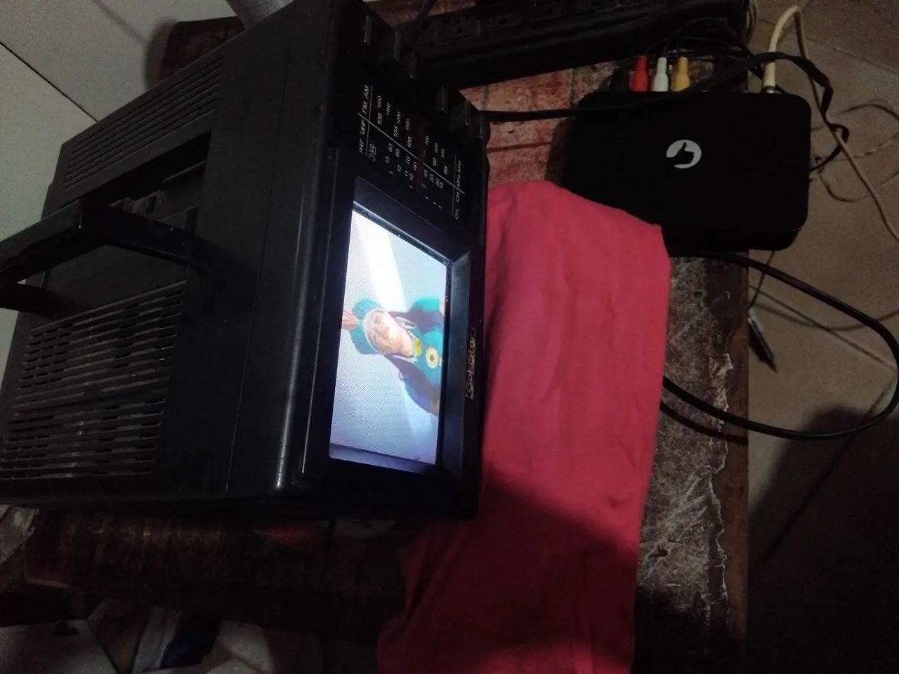 Tv colorida e radio am e FM funcionando 5 polegadas vai com receptor e controle - Foto 4