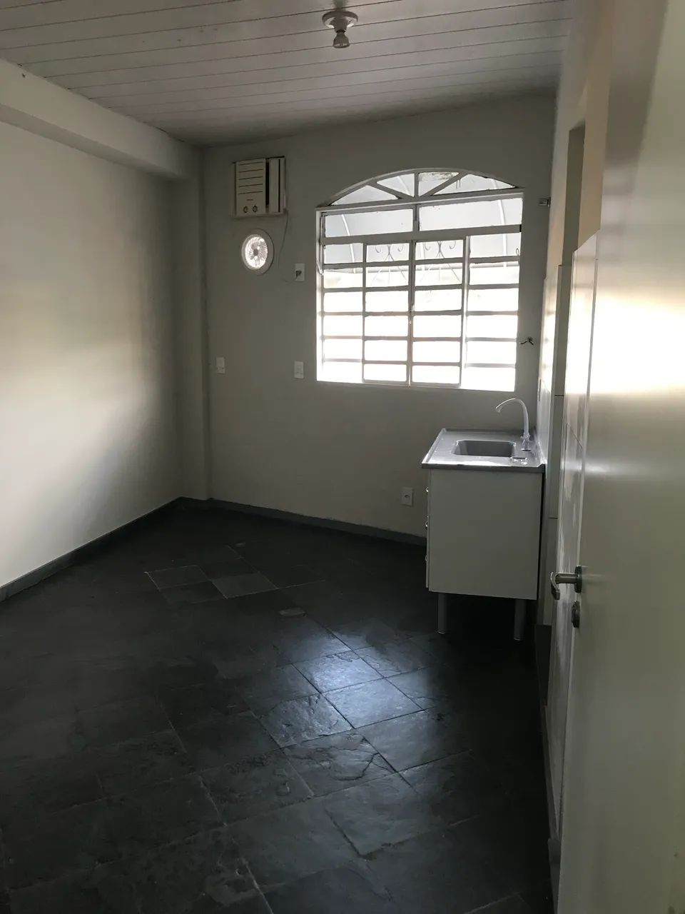 Alugo Kitnet 20m2 com ar condicionado - Foto 2