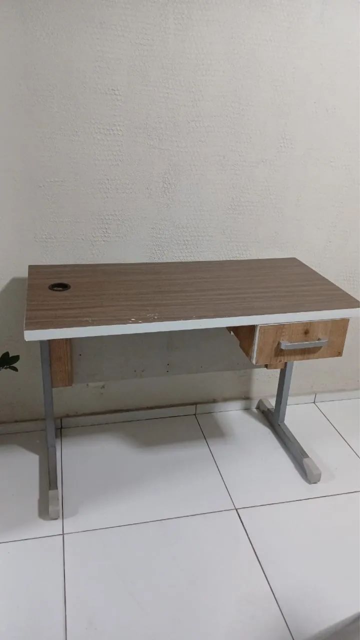 Mesa com gaveta