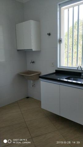 Kitnets com cômodo amplo para dois ambientes (sala e quarto), cozinha com gabinete - Foto 8