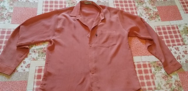 Linda camisa de manga cor salmão tamanho M tecido jacquard social tecido frio refrescante