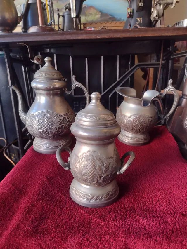 Antigo conjunto em banho de prata. 