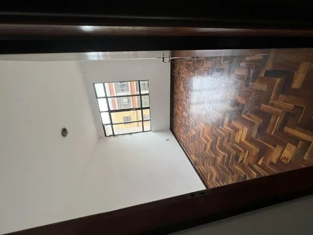 Lindo e amplo apartamento central com três quartos - Foto 3