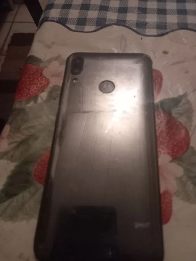 Vendo esse celular  Motorola sime novo