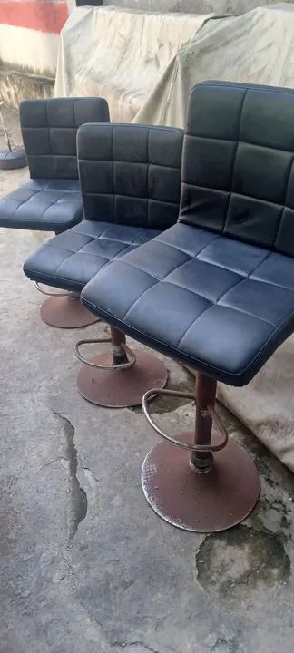 3 Cadeiras Giratórias de Bar em Couro Preto - Foto 4