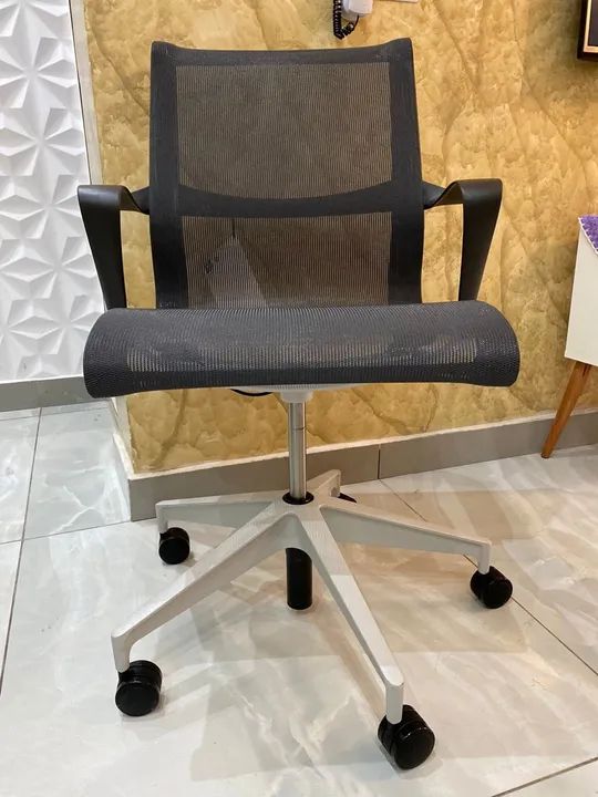 Cadeira Herman miller setu super nova   - Foto 3