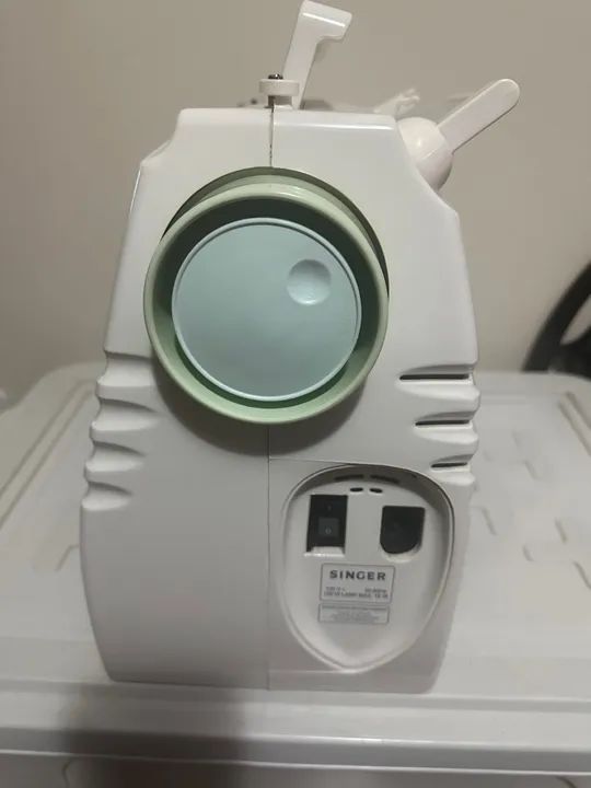 Máquina de costura singer bela - Foto 2
