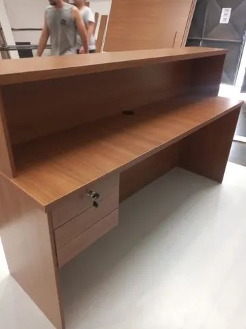 balcão de recepção reto simples amadeirado  - Foto 4