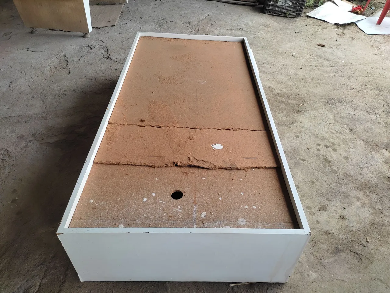 Cama de madeira com estrutura branca
