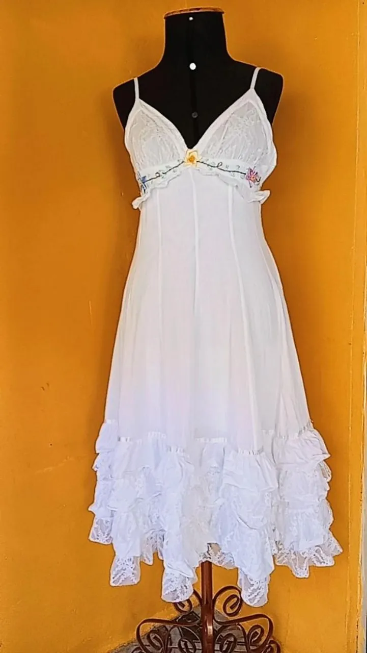 Vestido branco com detalhes florais
