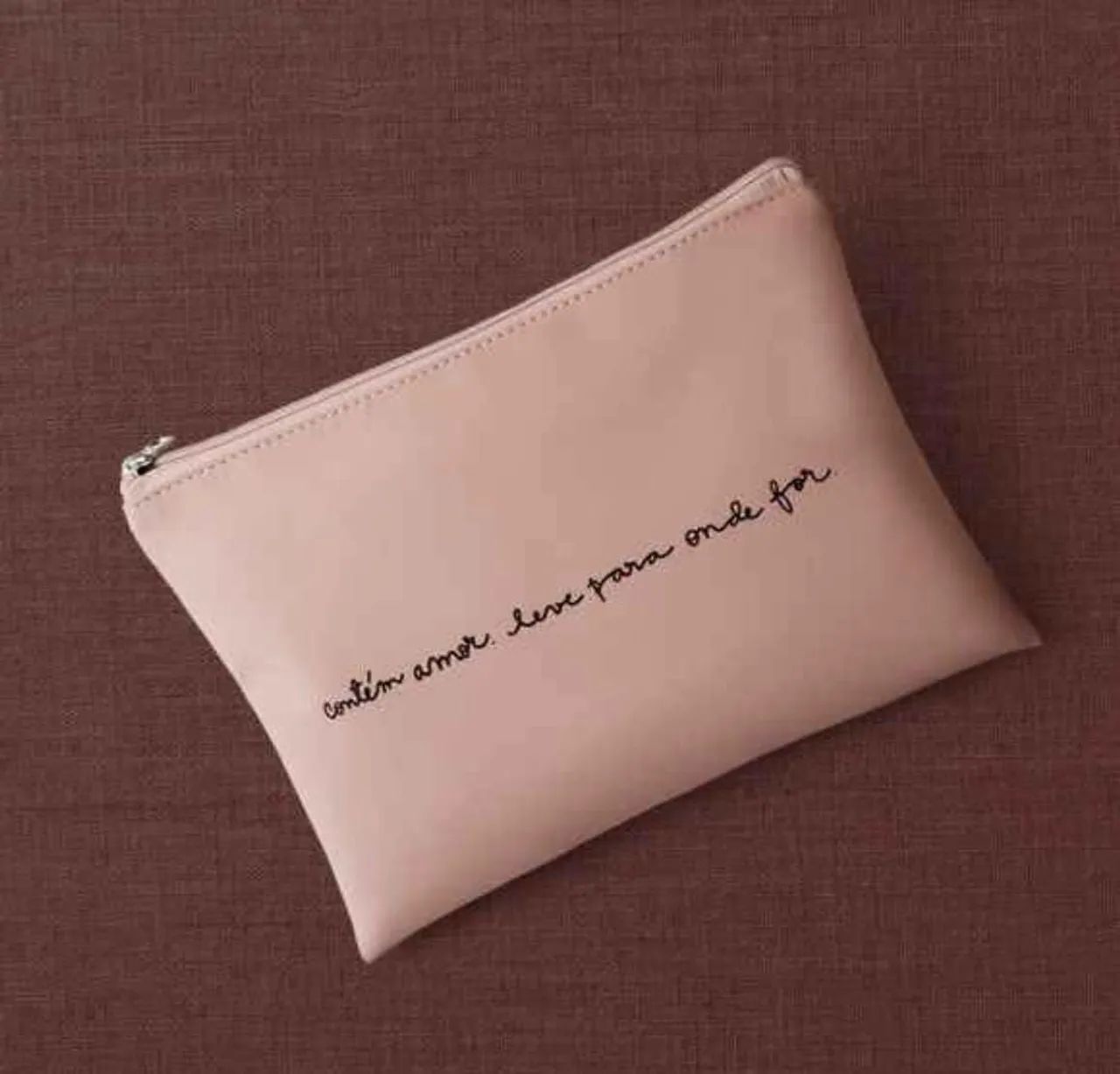 Necessaire Rosa com frase 'Contém amor. Leve para onde for' - Foto 2