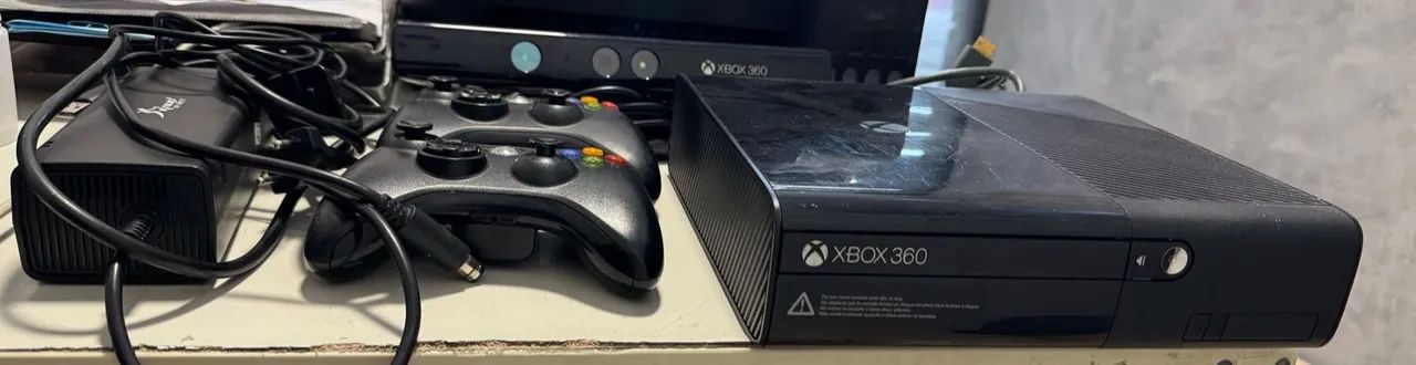 XBOX 360 - UM CONTROLE COMPLETO E 1 SEM BATERIA + KINECT - Foto 3
