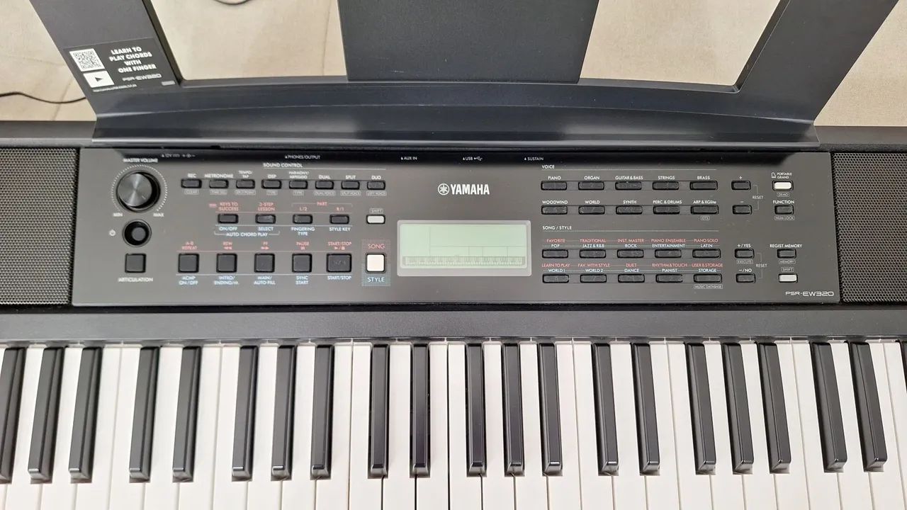 Teclado arranjador Yamaha PSR-EW320 piano EW320 com pedal Roland - Foto 2