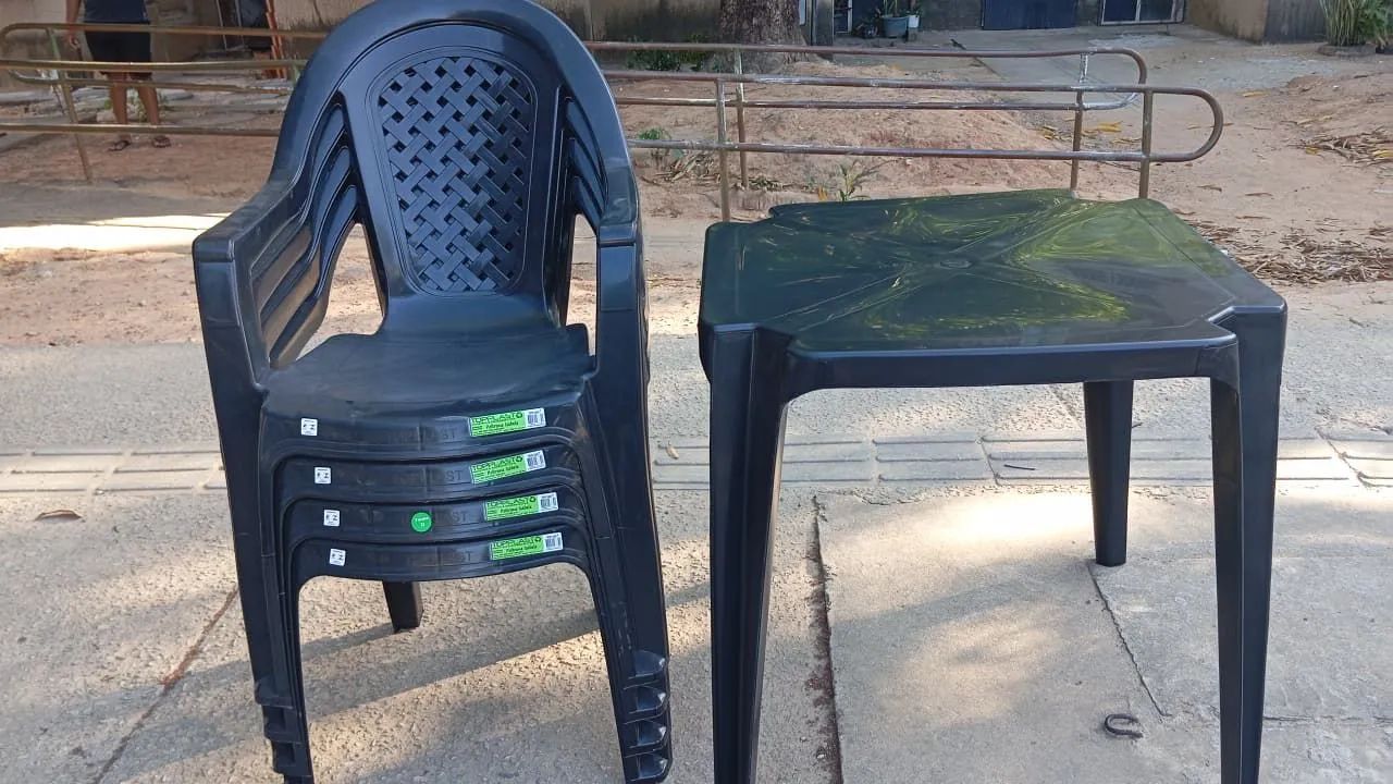 Conjunto de mesa e cadeiras de plástico com braço topplast 