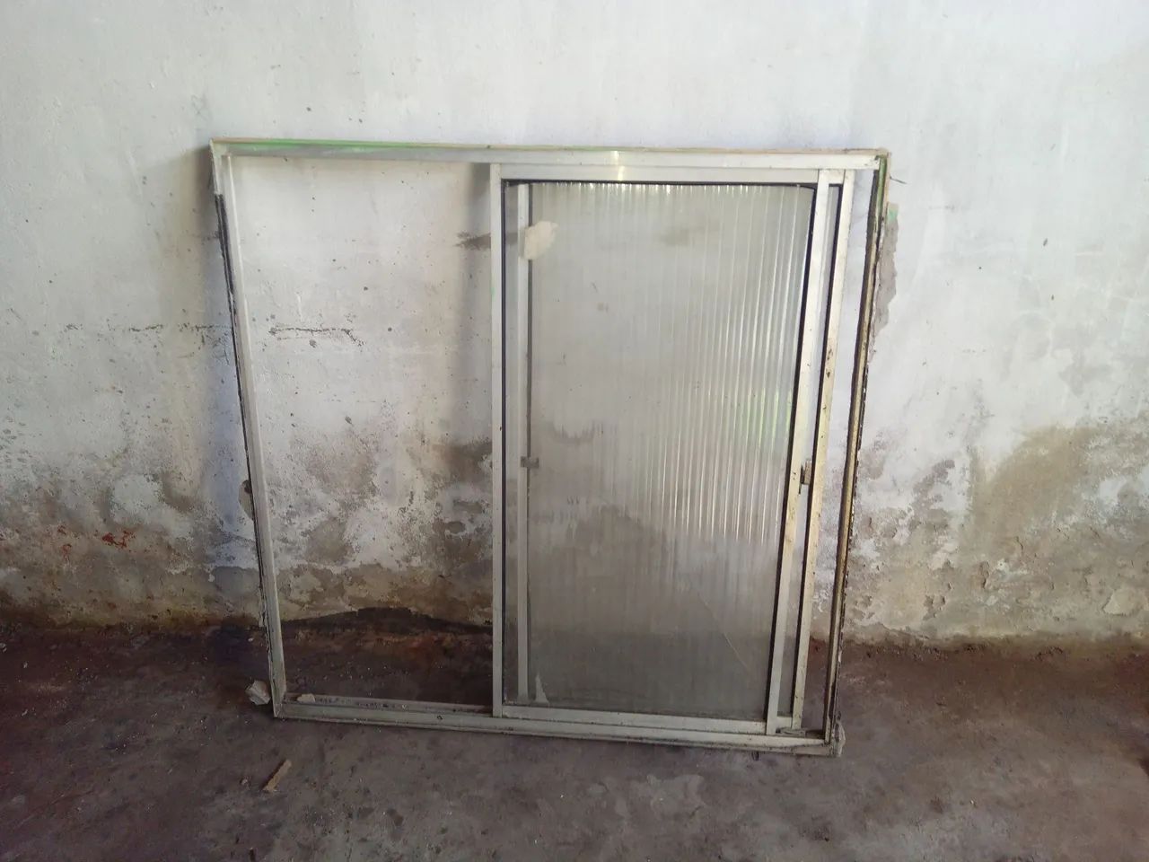 Janela de alumínio usada