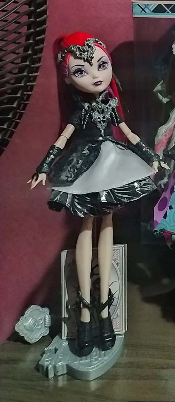 Boneca Ever After High Raven Queen