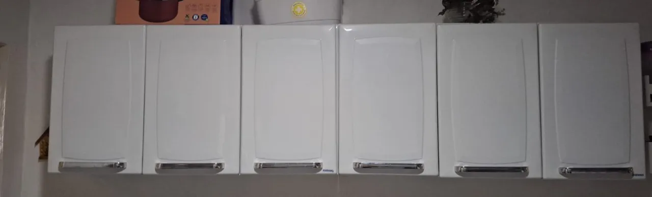 2 Armários em aço, suspenso e com 3 portas