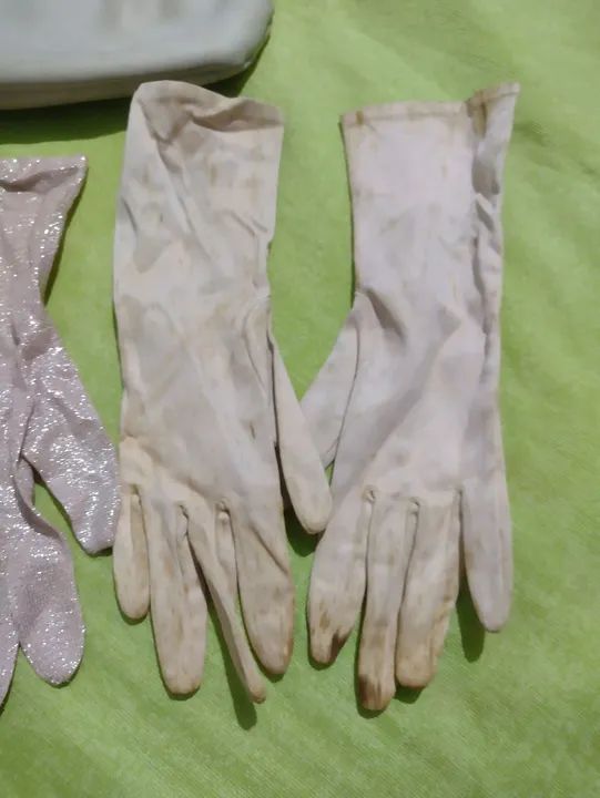 Bolsa de mão 2 pares de luvas antigas  - Foto 3