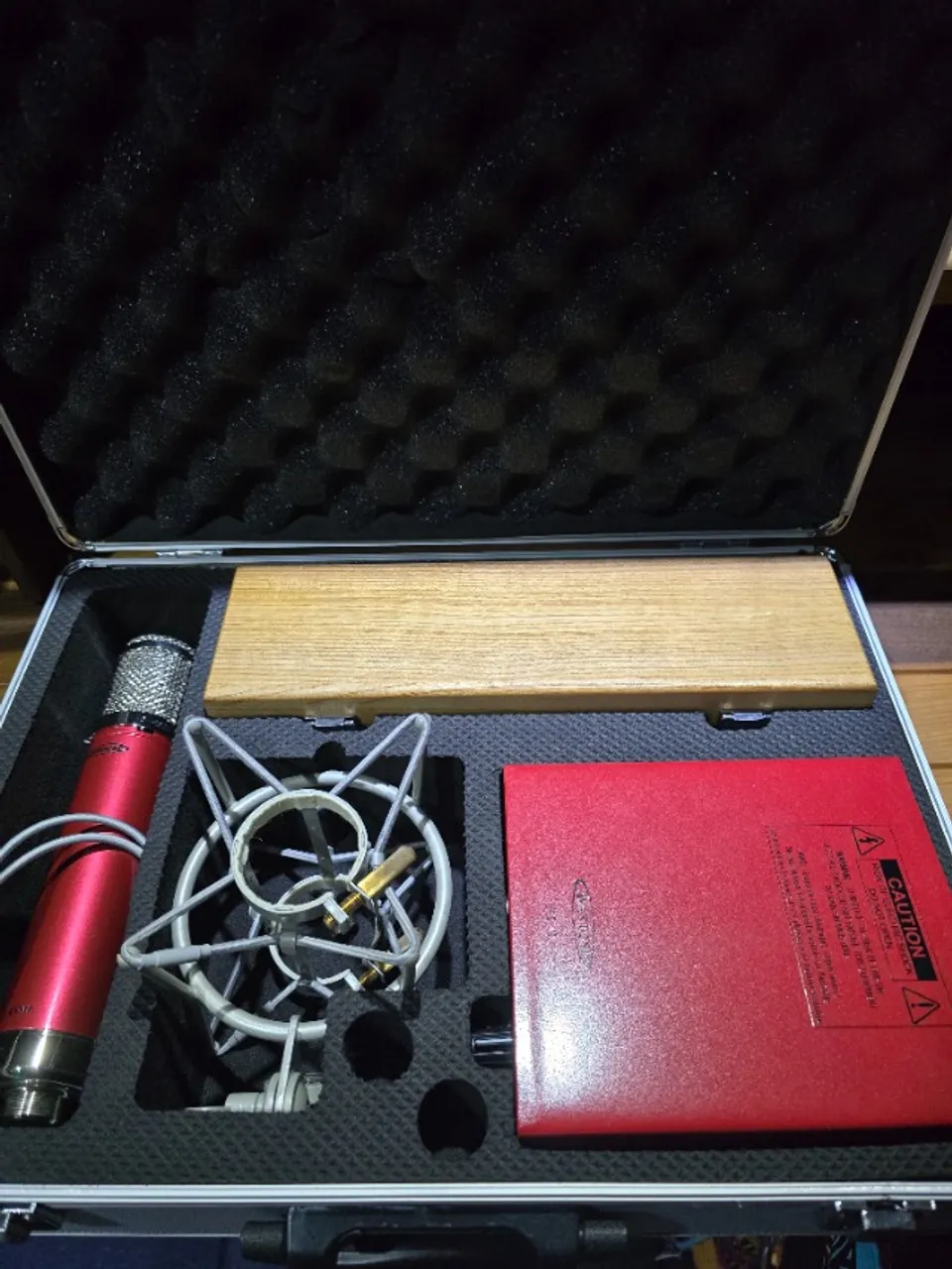Microfone Valvulado Avantone Pro CV12 seletor de configurações Cardióide/Omni/Figura de 8