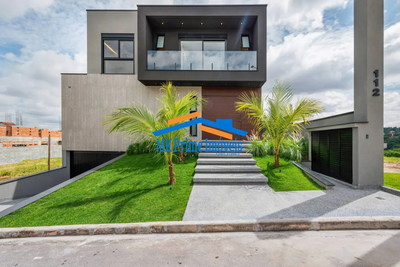 Casa Nova com 486m² em um dos Melhores Condomínios - Granja Viana.