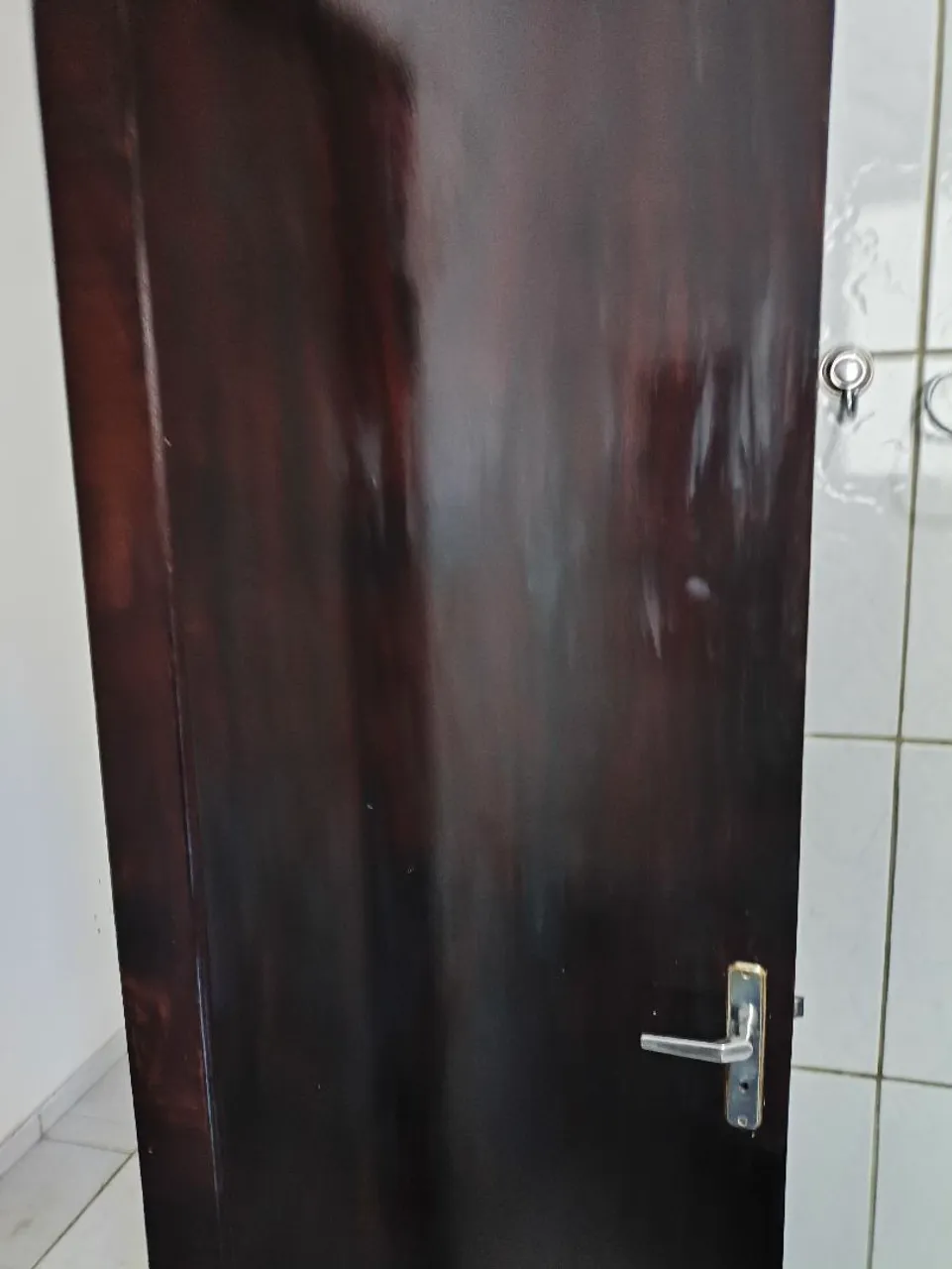 Porta de madeira prensada com defeito.