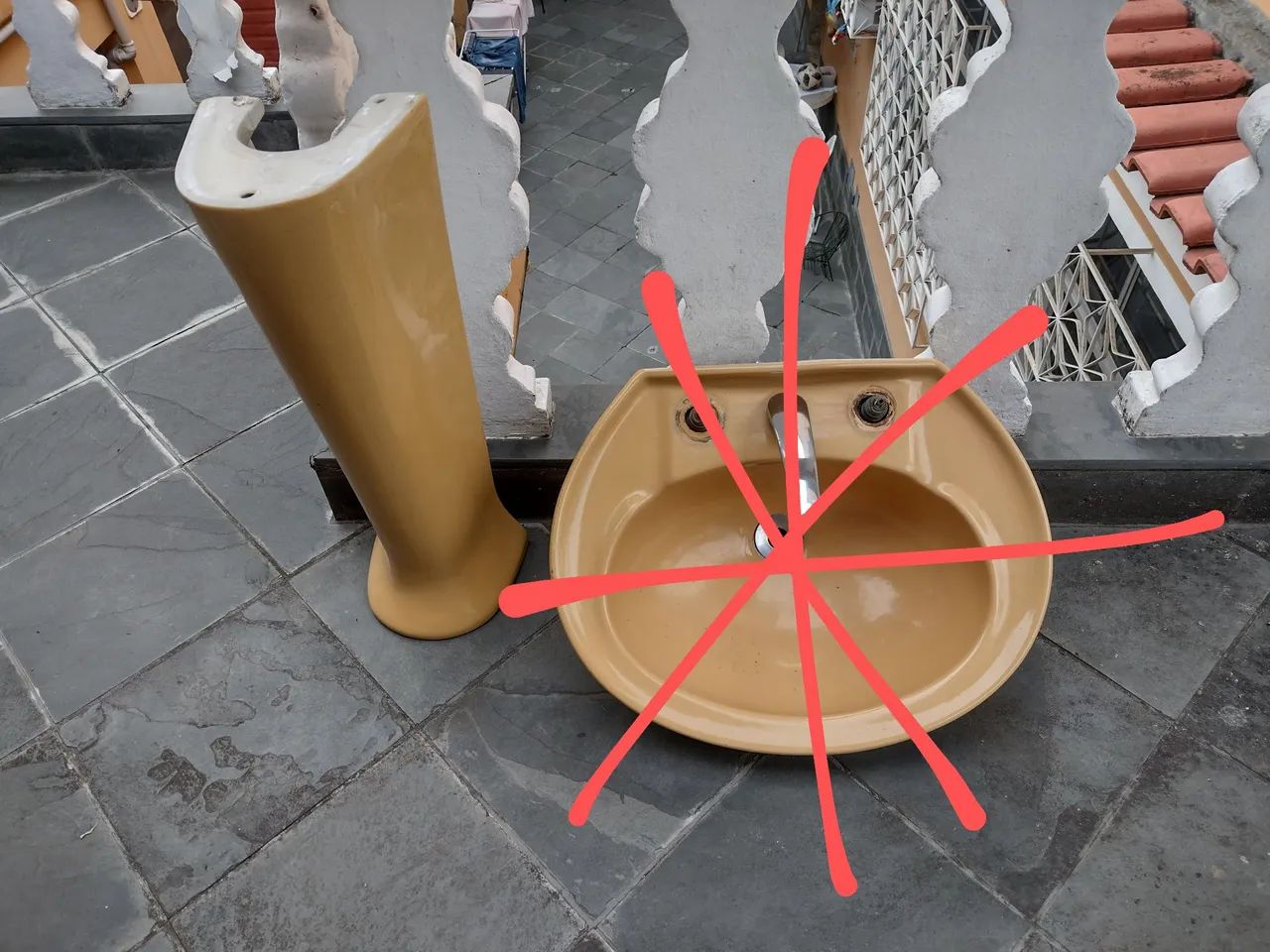 Deca Beige Ceramic Column and Bidet, R$15.00 Each64750593320962120