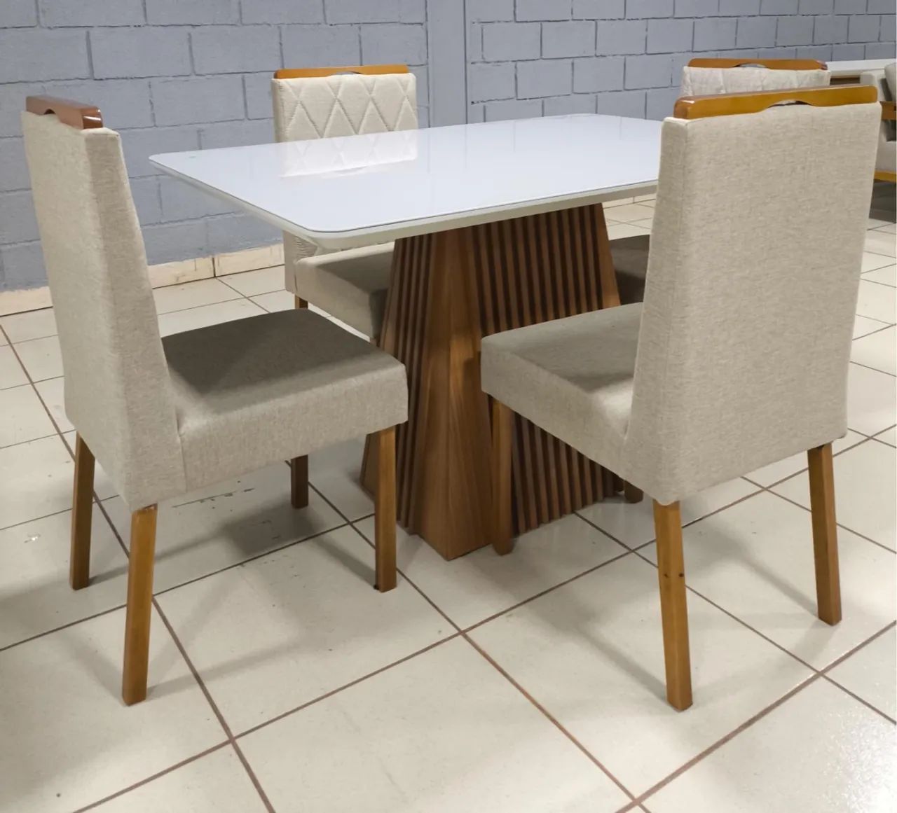 Conjunto Mesa de Jantar com 4 Cadeiras ( Cadeiras em Madeira Maciça ) 
