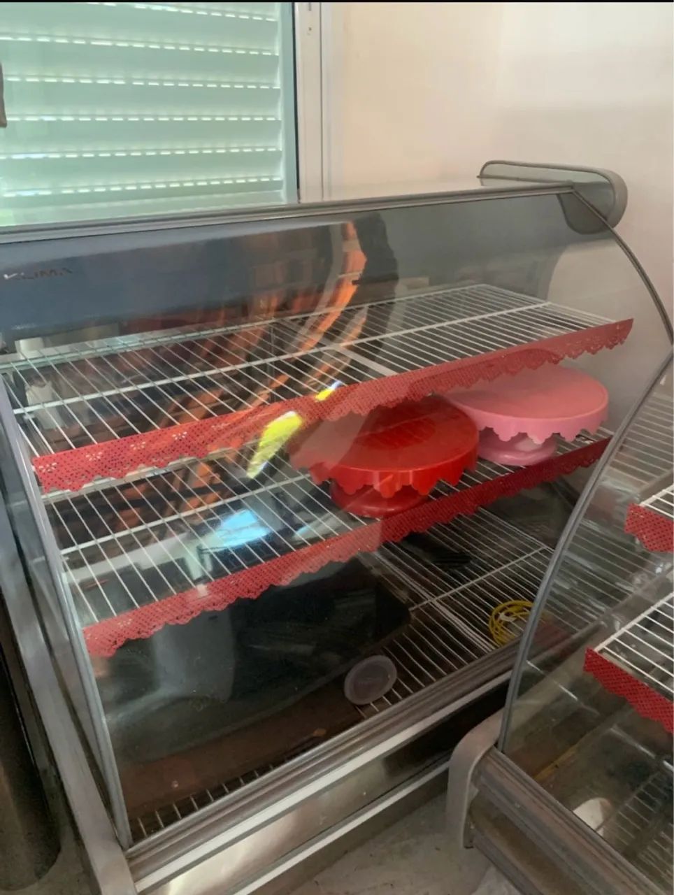 Vitrine não  refrigerada para exposição de alimentos