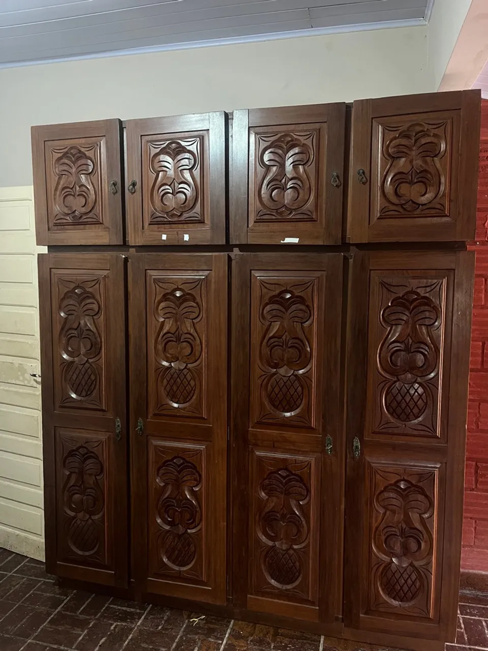 Guarda-Roupa de Madeira Maciça Entalhado