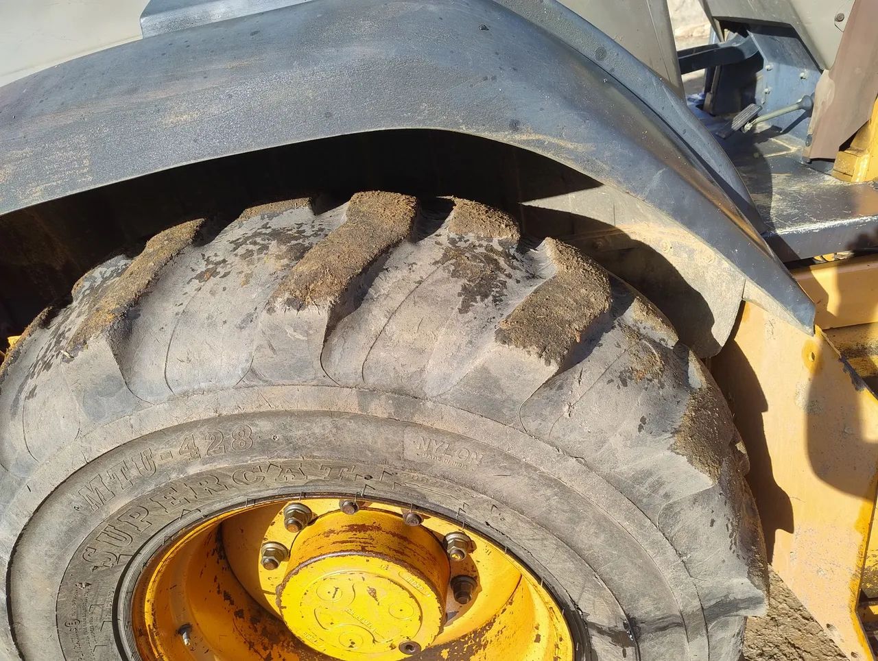 Retroescavadeira 580l  série 3 ano 2005 - Foto 4