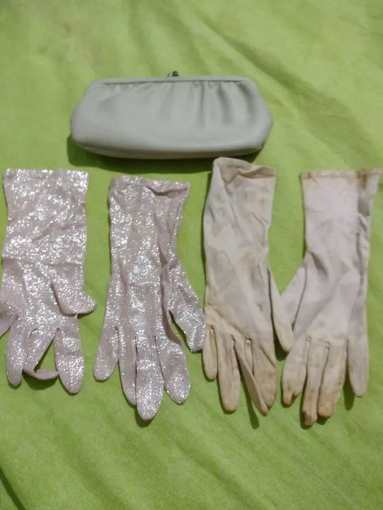 Bolsa de mão 2 pares de luvas antigas 