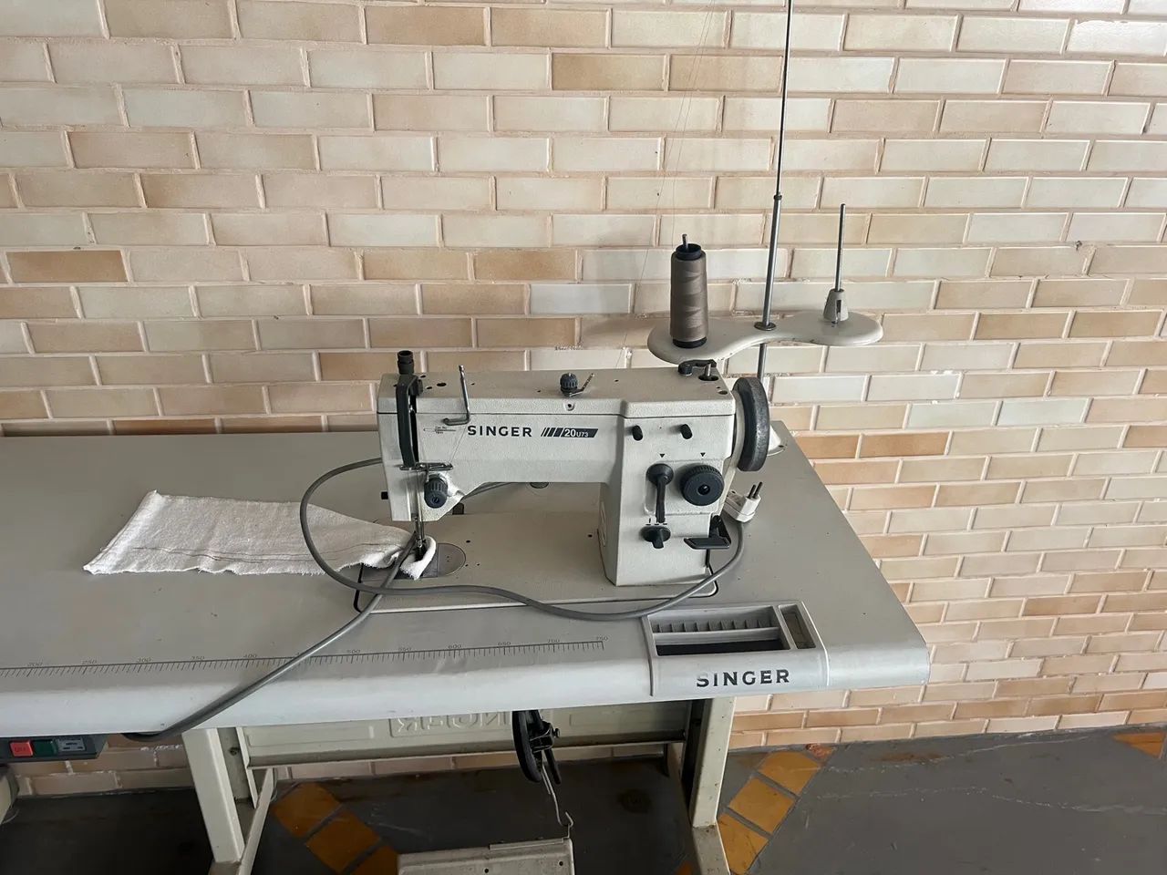 Máquina de Costura Industrial Singer 20U73 - Foto 2