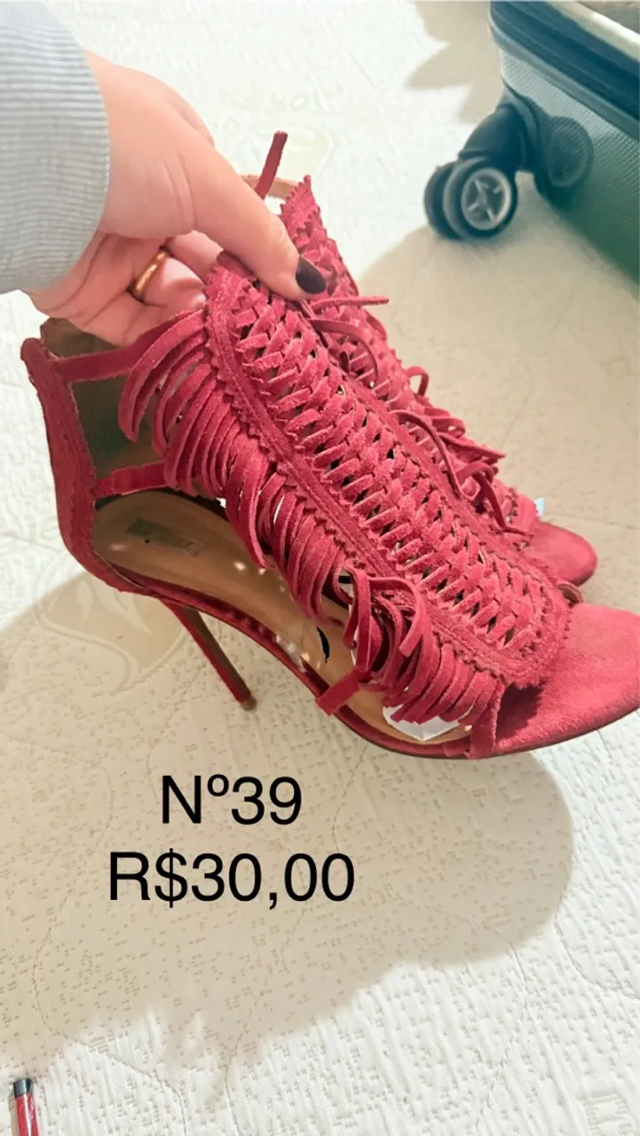 Sandália Vermelha N°39 - R$30,00