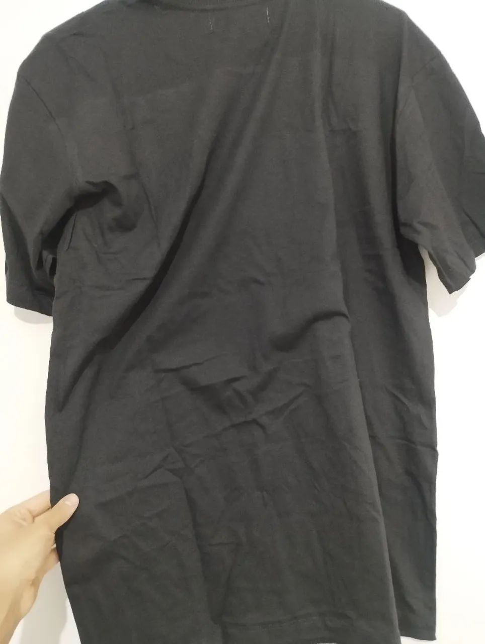 Camiseta Preta com Estampa de Mão - Foto 3